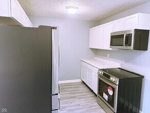 1353 New Field Ln in Indianapolis, IN - Foto de edificio - Building Photo