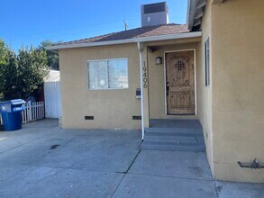 19406 Archwood St in Los Angeles, CA - Building Photo - Building Photo