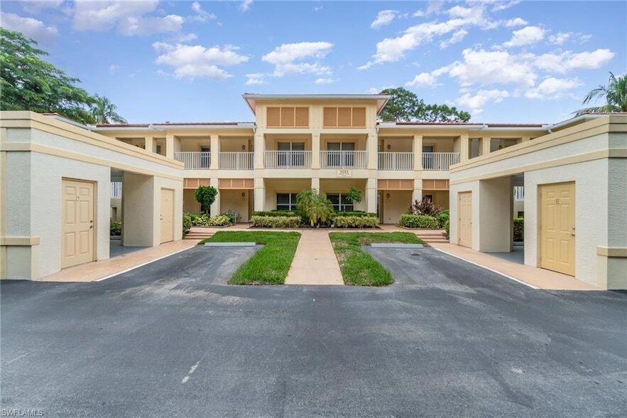 1035 Tarpon Cove Dr, Unit 1603 in Naples, FL - Foto de edificio