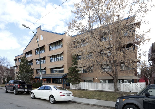 Mount Royal Manor in Calgary, AB - Building Photo - Building Photo