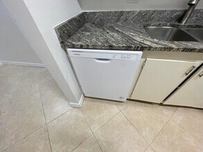 2100 Springdale Blvd in Palm Springs, FL - Foto de edificio - Building Photo