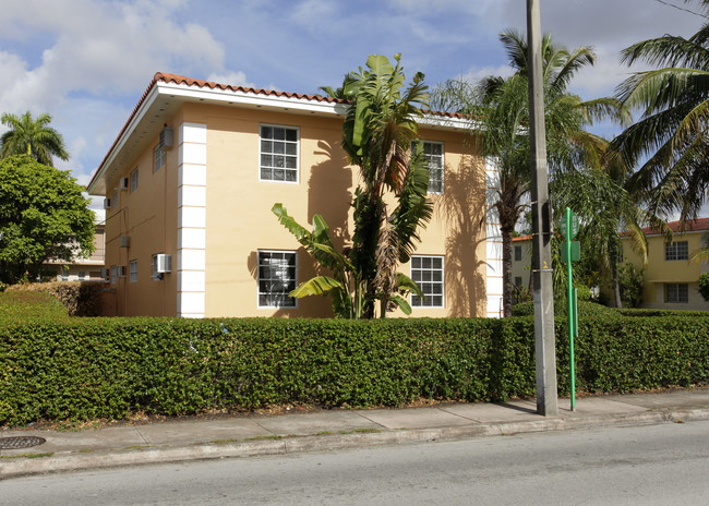 1302 S Douglas Rd in Coral Gables, FL - Building Photo - Building Photo