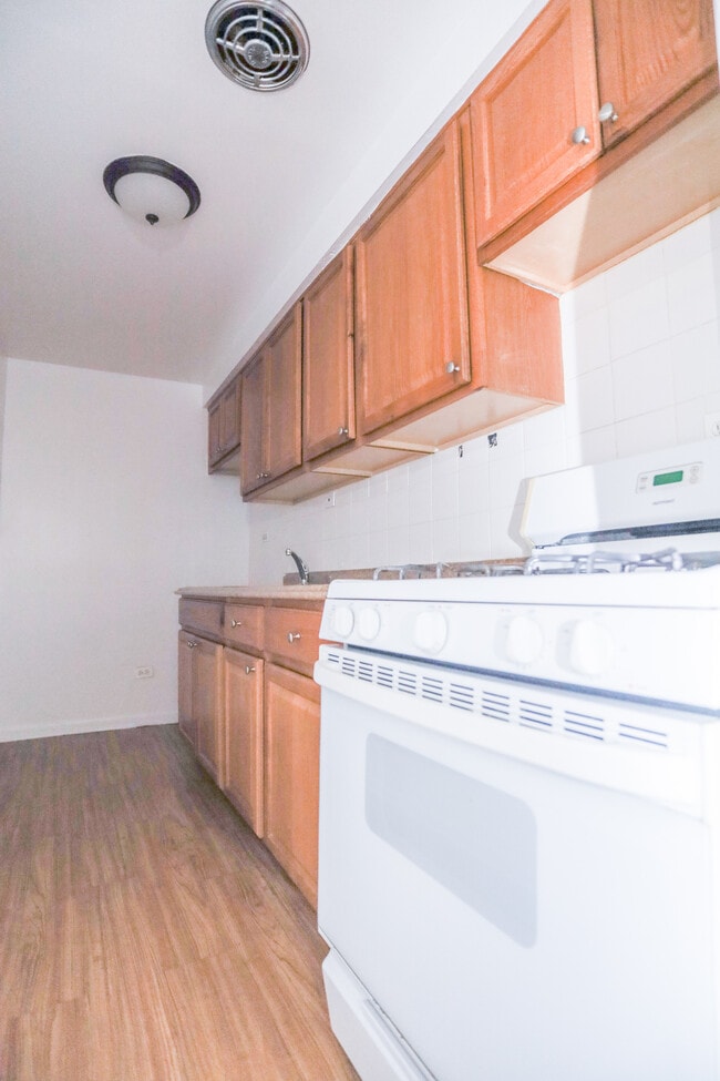 2835 N Cambridge Ave, Unit #106
