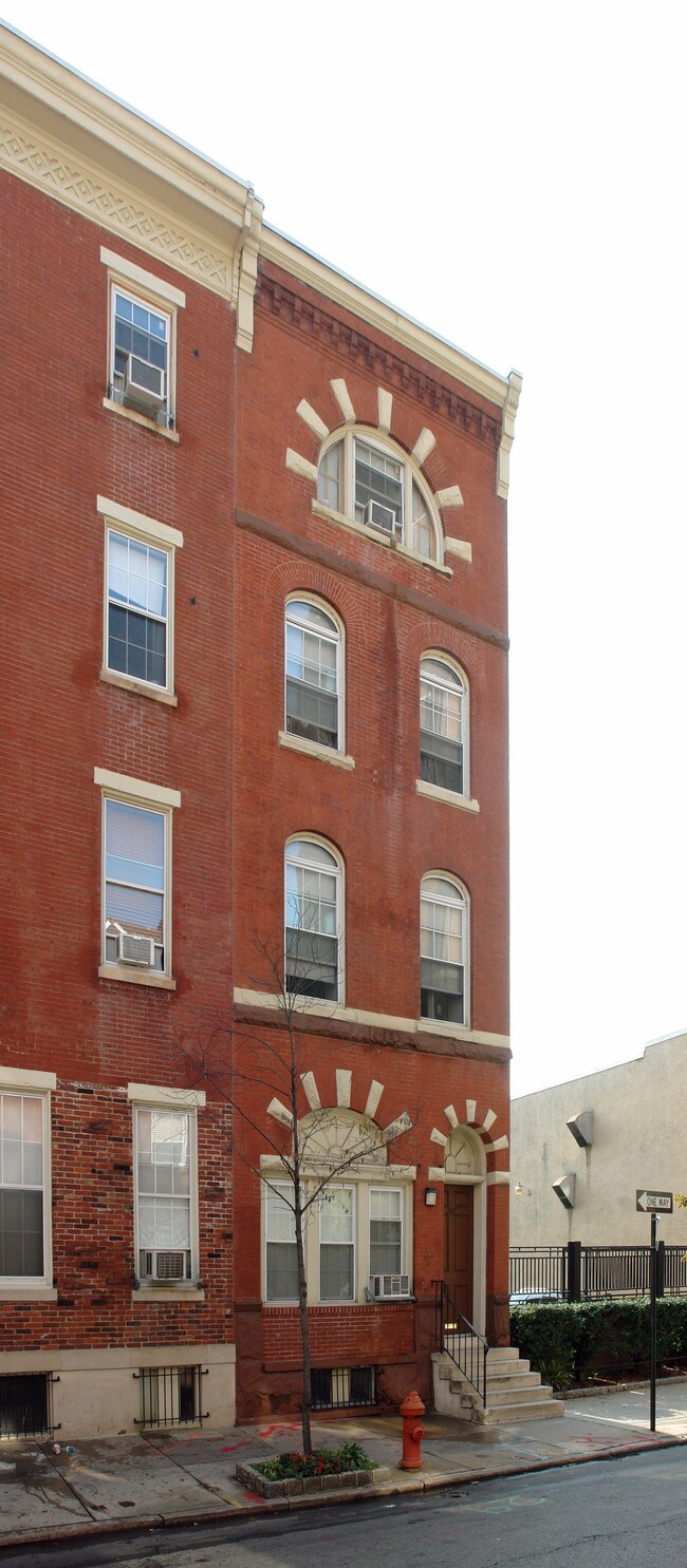 247 S 13th St in Philadelphia, PA - Foto de edificio - Building Photo