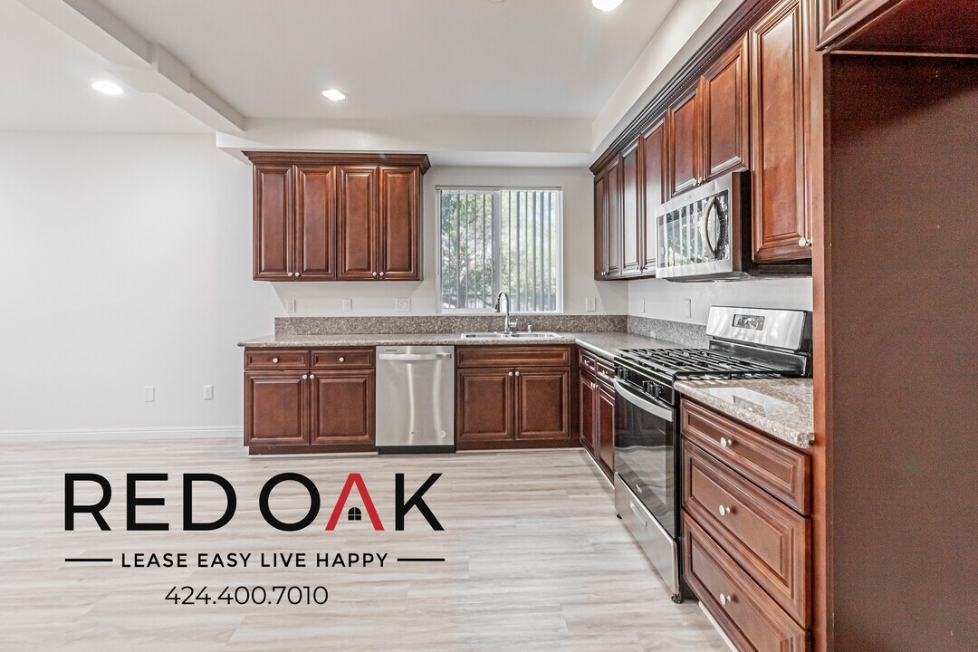 6829 Simpson Ave in Los Angeles, CA - Building Photo