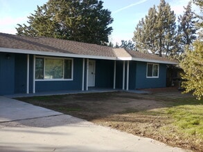 7676 Hemlock Ave in Hesperia, CA - Building Photo - Building Photo
