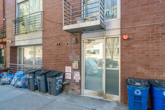 166 Scholes St in Brooklyn, NY - Foto de edificio - Building Photo