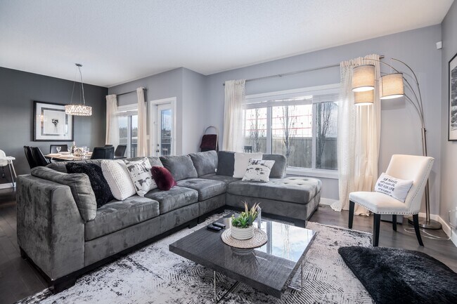 8393 Ellis Cres NW in Edmonton, AB - Building Photo - Building Photo