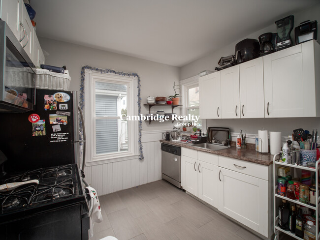 81 Bristol Rd, Unit 2T in Medford, MA - Building Photo - Building Photo