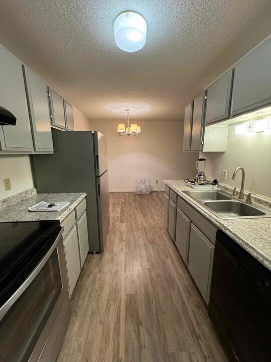 215 Barry Ave S, Unit 212 in Wayzata, MN - Building Photo