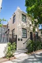 1068 NW 5th St in Miami, FL - Foto de edificio - Building Photo