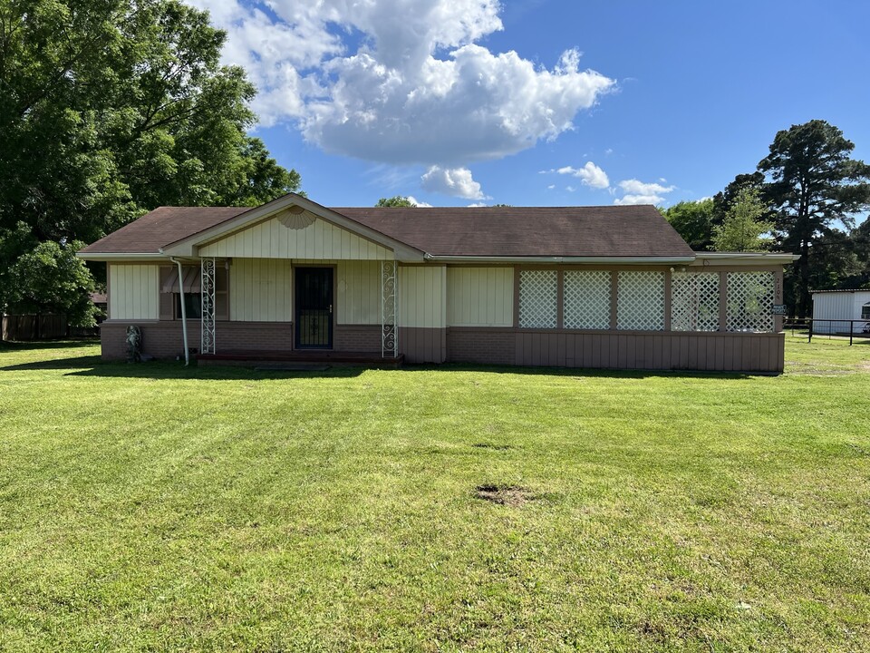 2109 E Goliad Ave in Crockett, TX - Foto de edificio