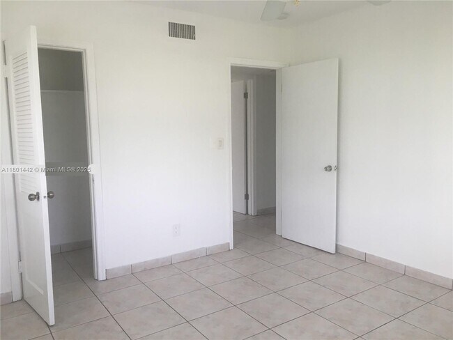 4851 University Dr in Miami, FL - Building Photo - Building Photo