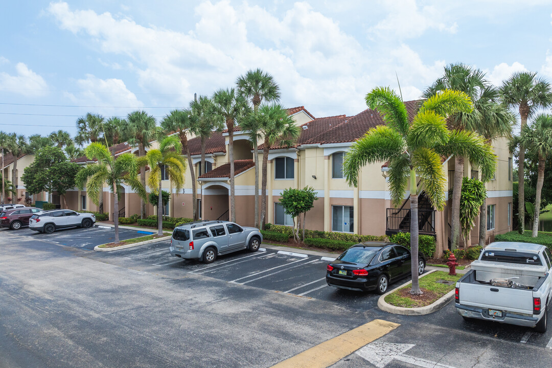 Casablanca Isles Condominiums in Boynton Beach, FL - Building Photo