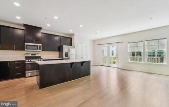 8110 Greenbelt Station Pkwy in Greenbelt, MD - Building Photo - Building Photo
