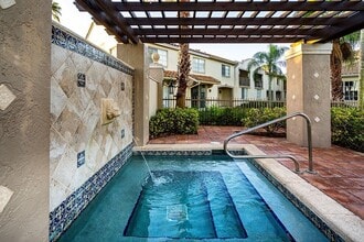 Pembroke Cove in Pembroke Pines, FL - Building Photo - Building Photo