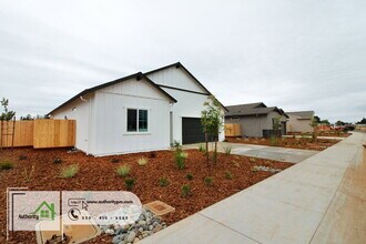 2901 Hopkins Ave in Redding, CA - Building Photo - Building Photo