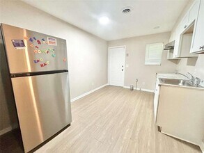 6450 Raymond Dr in Union City, GA - Building Photo - Building Photo