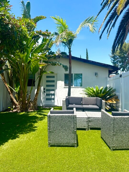 22949 Valerio St in Los Angeles, CA - Building Photo