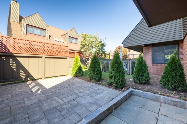 206 Montoya Dr in Branford, CT - Building Photo - Building Photo