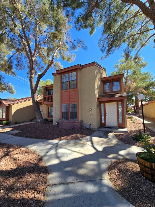 2444 Pickwick Dr in Henderson, NV - Building Photo