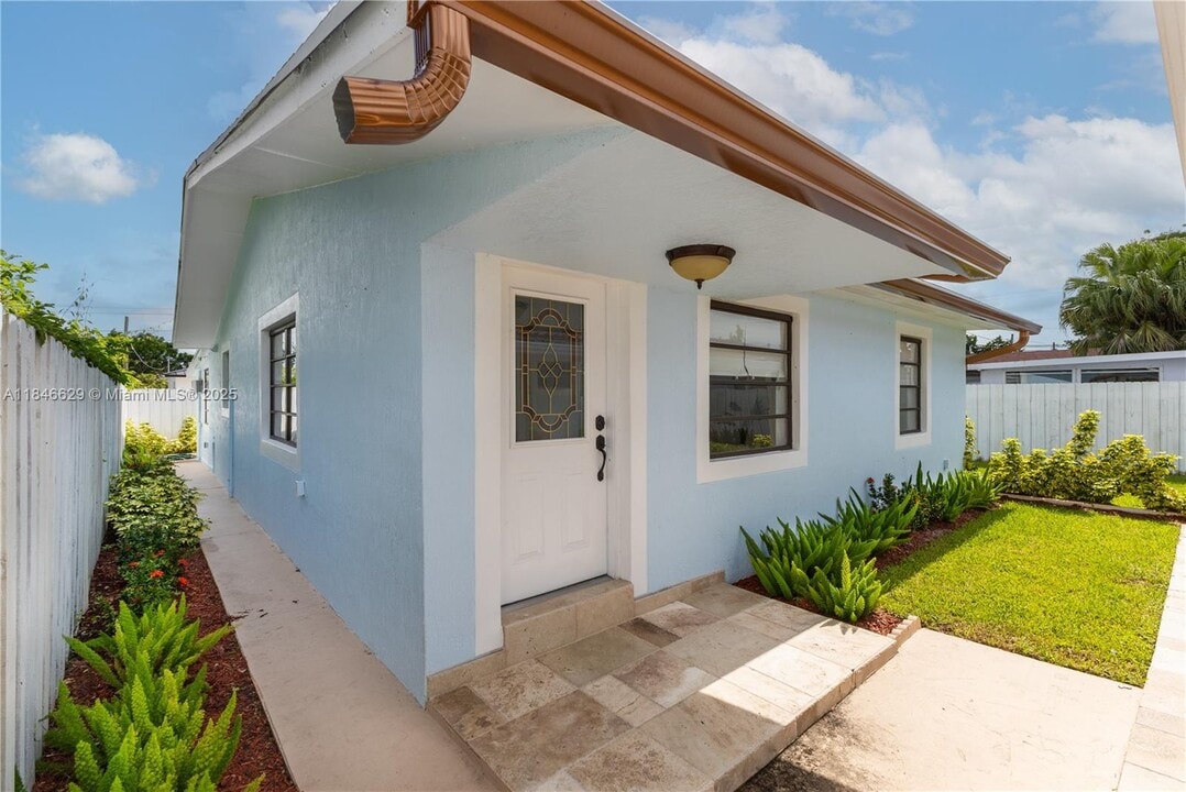 2433 SW 19th St in Miami, FL - Building Photo