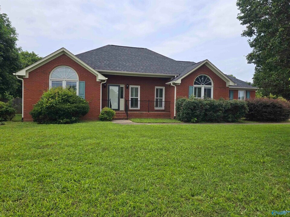 100 Tanglefoot Dr in Huntsville, AL - Building Photo