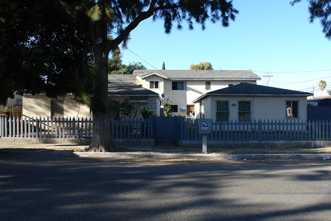 211-217 W Simpson St in Ventura, CA - Building Photo - Building Photo