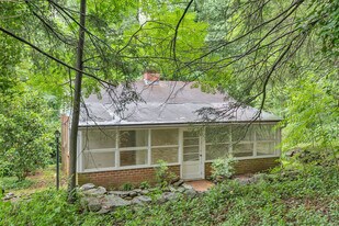 605 Shepards Hill Rd in Charlottesville, VA - Building Photo