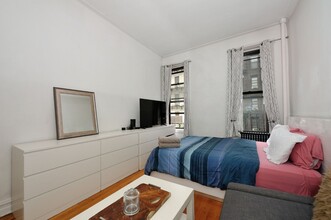 324 E 57th St in New York, NY - Building Photo - Building Photo