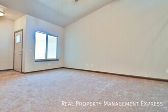 5903 S Bounty Pl in Sioux Falls, SD - Building Photo - Building Photo