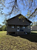 836 E 10th St in Ottawa, KS - Building Photo