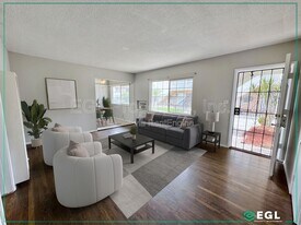 11535 Sylvan St in Los Angeles, CA - Building Photo