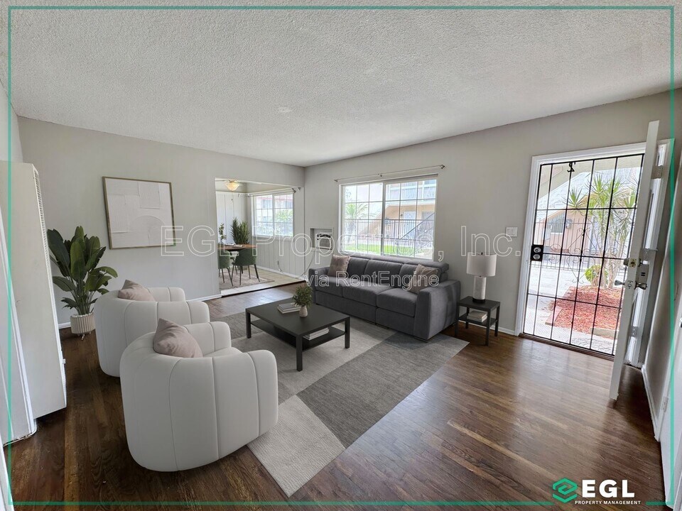 11535 Sylvan St in Los Angeles, CA - Building Photo