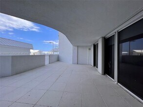 16711 Collins Ave in North Miami Beach, FL - Building Photo - Building Photo