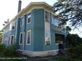 823-825-825 Columbia St in Hudson, NY - Building Photo