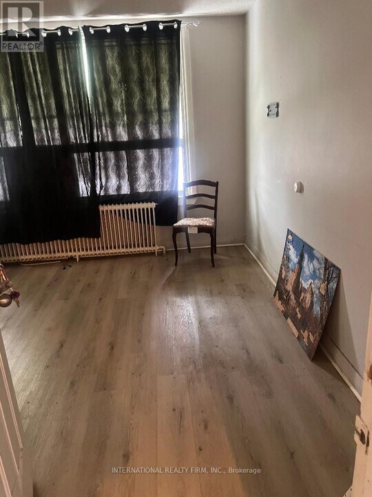 2034 Weston Rd in Toronto, ON - Building Photo