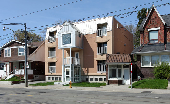 126 Coxwell Ave in Toronto, ON - Building Photo - Primary Photo