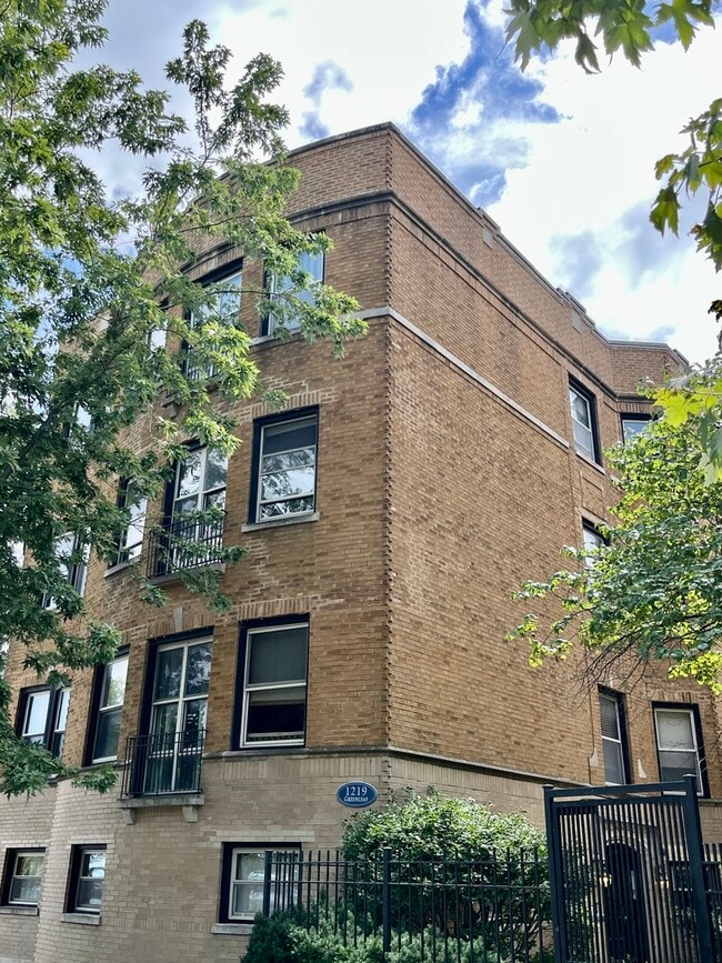 property at 1219 W Greenleaf Ave