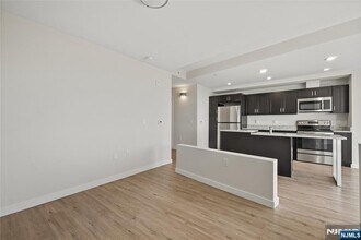 69 Main St in Fort Lee, NJ - Foto de edificio - Building Photo