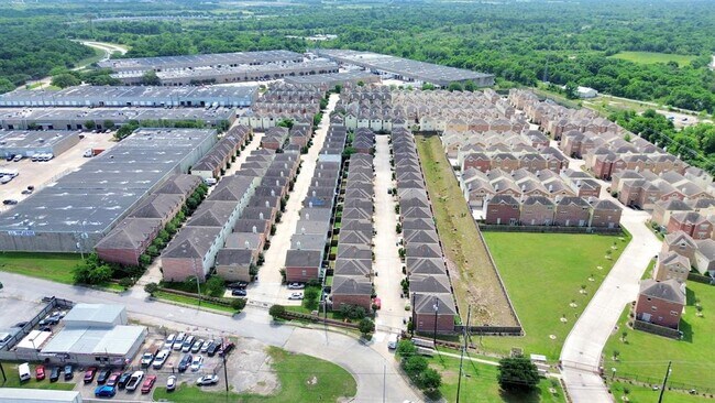 3718 Main Poplar Dr in Houston, TX - Building Photo - Building Photo