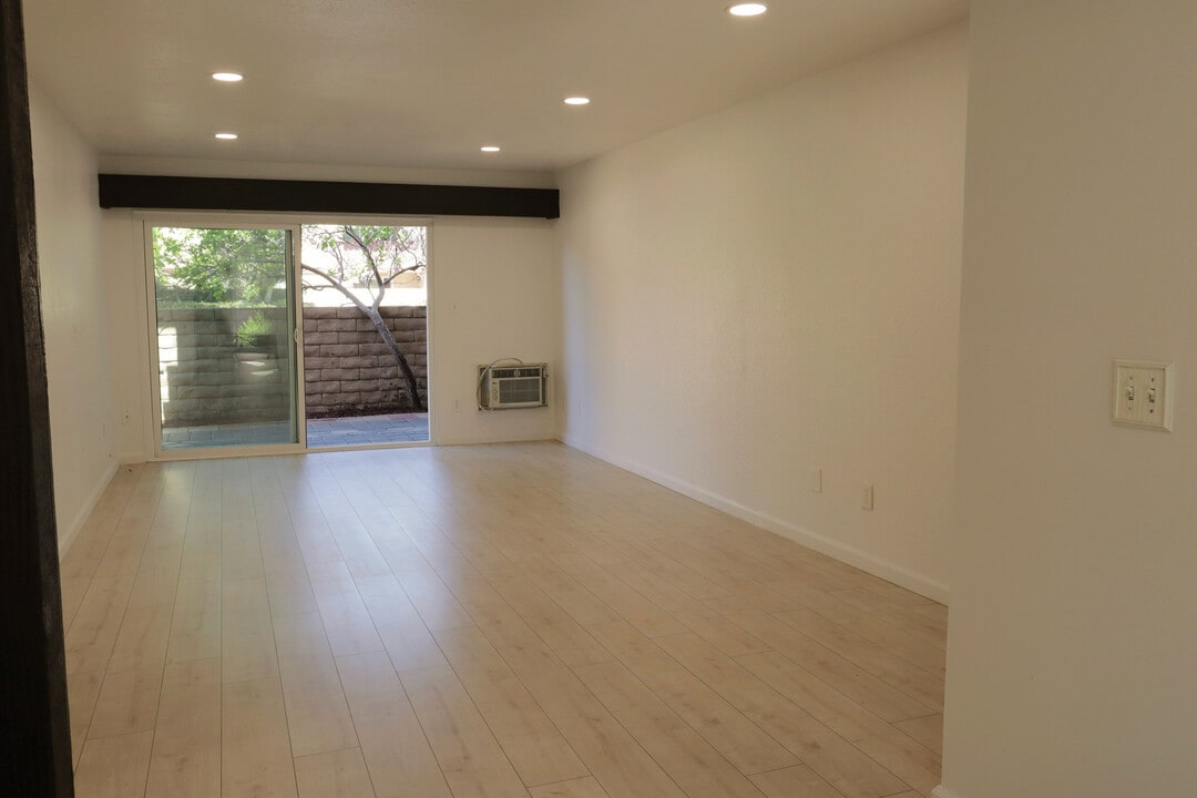 1010 W MacArthur Blvd, Unit 3 in Santa Ana, CA - Building Photo