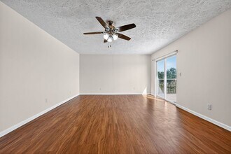 16200 Round Mountain Rd in Leander, TX - Foto de edificio - Building Photo