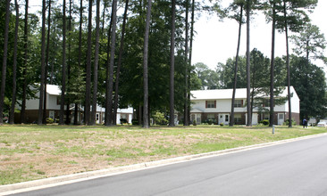 Berkley West Apartments in Newport News, VA - Foto de edificio - Building Photo