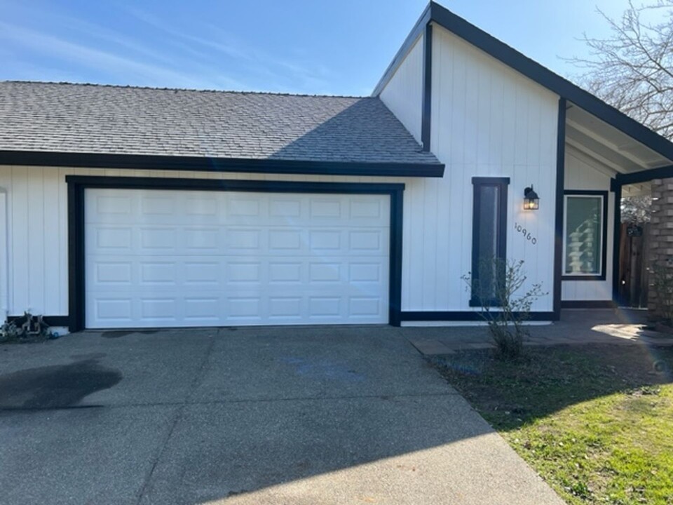 10960 Hirschfeld Way in Rancho Cordova, CA - Foto de edificio