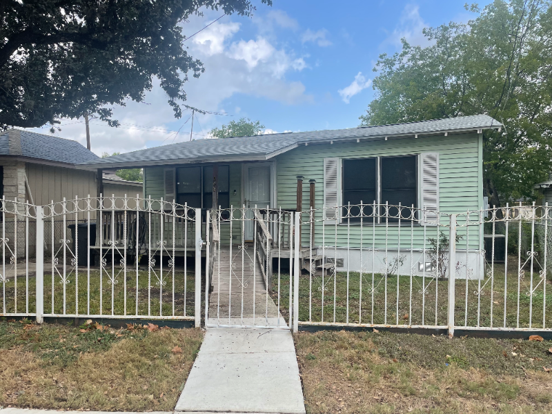 163 Leroux St in San Antonio, TX - Building Photo