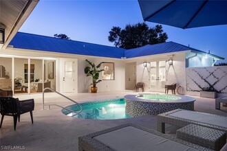1216 Cypress Woods Dr in Naples, FL - Foto de edificio - Building Photo