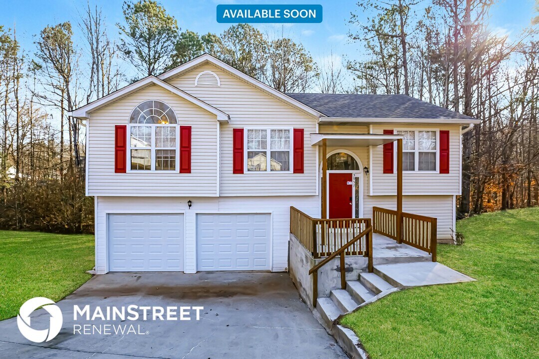 3957 Edgebrook Dr in Flowery Branch, GA - Building Photo