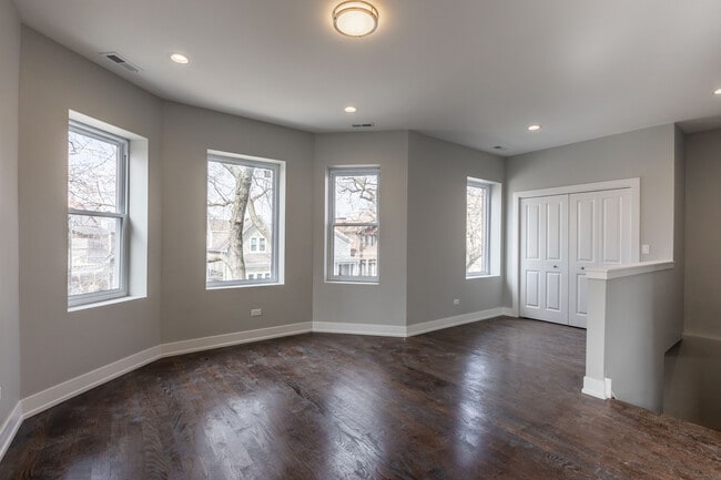 3136 N Oakley Ave, Unit 3