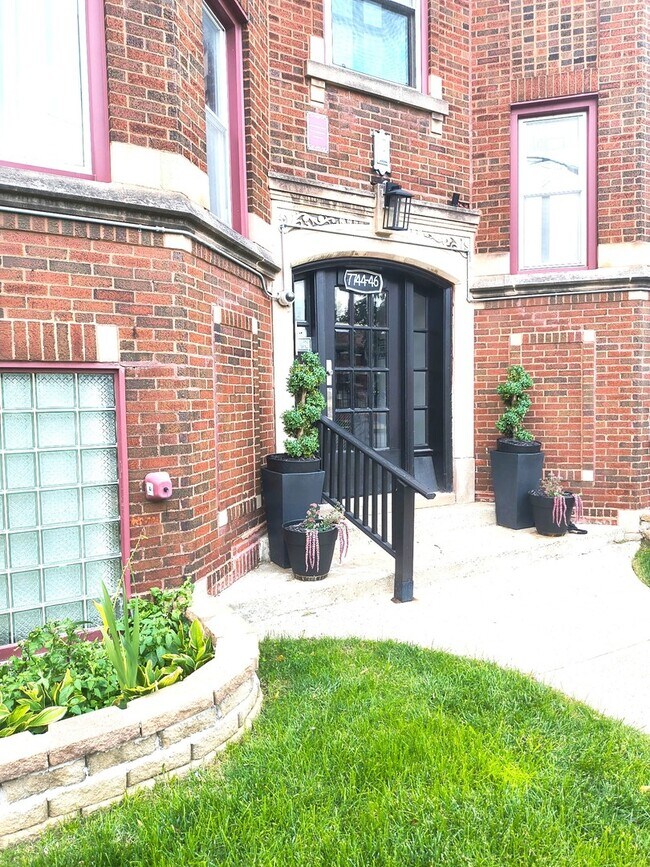 7746 S Jeffery Blvd-Unit -2 in Chicago, IL - Building Photo - Building Photo